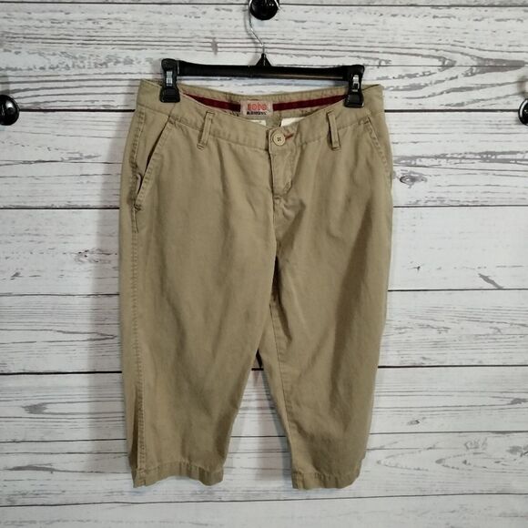 "No Boundaries" woman's capris  - Picture 2 of 7